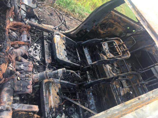 Clip: Ô tô cháy ngùn ngụt, tài xế gào khóc nhờ người chui vào lấy hộ giấy tờ vì Em non gan lắm-5