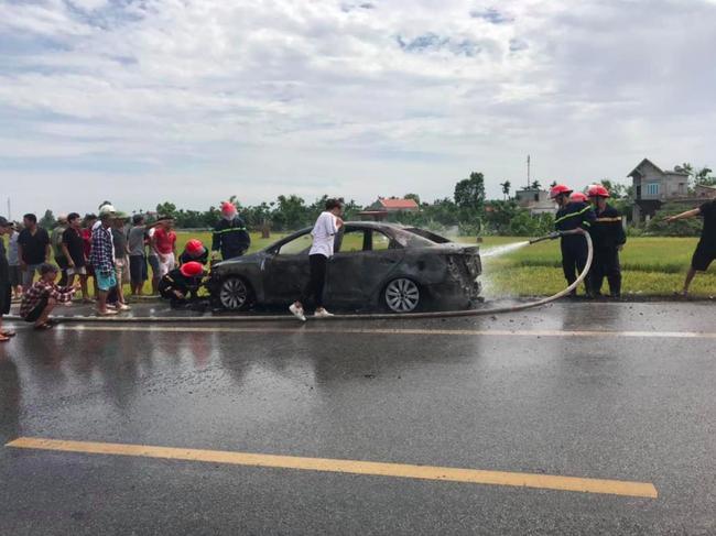 Clip: Ô tô cháy ngùn ngụt, tài xế gào khóc nhờ người chui vào lấy hộ giấy tờ vì Em non gan lắm-3