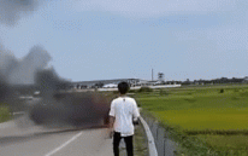 Clip: Ô tô cháy ngùn ngụt, tài xế gào khóc nhờ người chui vào lấy hộ giấy tờ vì Em non gan lắm-1