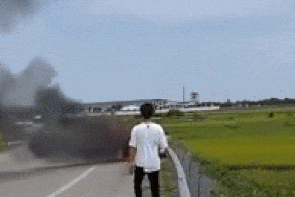 Ô tô bốc cháy dữ dội trong ngày mưa bão-2