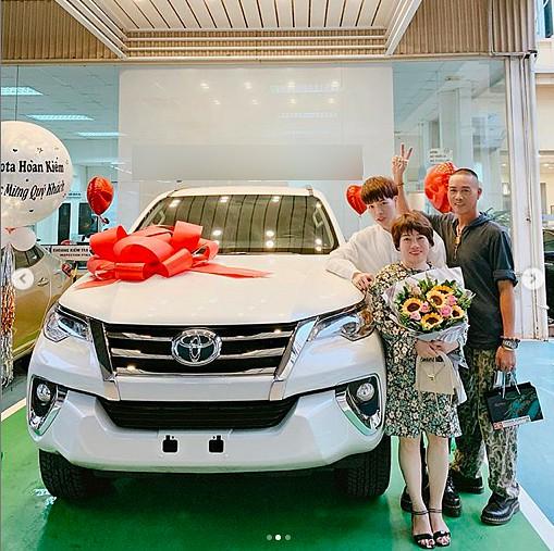 Choáng ngợp với những món quà báo hiếu tiền tỷ của 3 thành viên gia đình Hoa dâm bụt-2