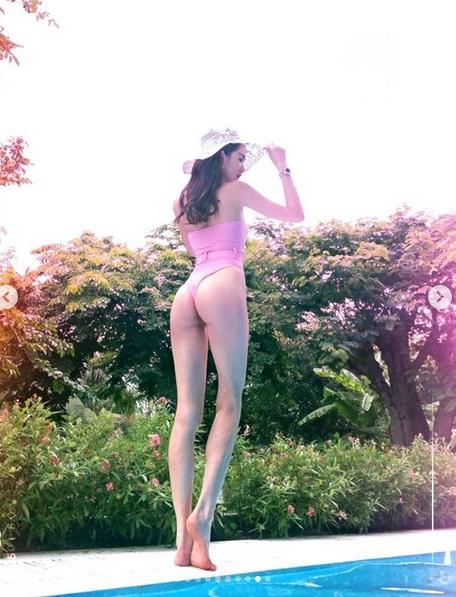 Ngọc Trinh khoe ảnh bikini với những góc chụp hiểm tại bể bơi nhưng hóa ra nhờ công 1 người-5