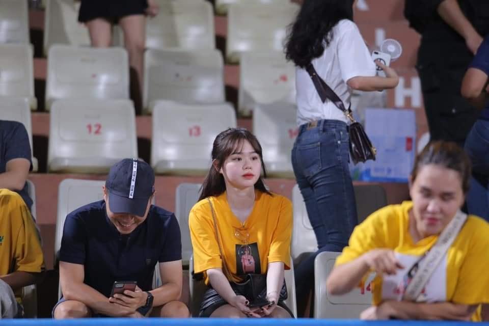 Bất ngờ chưa: Chiếc áo Huỳnh Anh mặc đi cổ vũ bạn trai chính là áo đôi Quang Hải diện khi hẹn hò Nhật Lê ngày 8/3-1