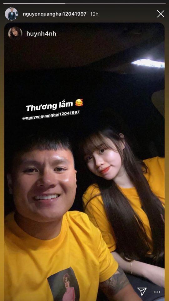 Bất ngờ chưa: Chiếc áo Huỳnh Anh mặc đi cổ vũ bạn trai chính là áo đôi Quang Hải diện khi hẹn hò Nhật Lê ngày 8/3-2