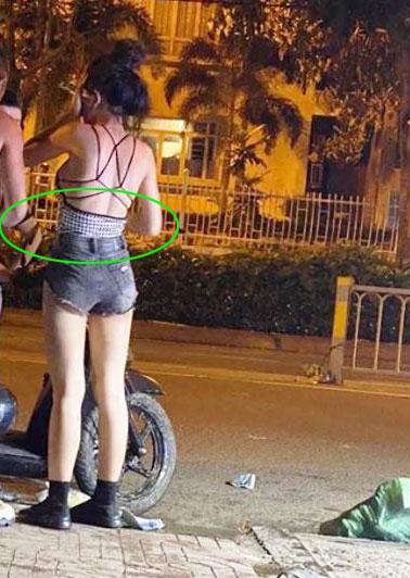 Khoe eo 49cm Ngọc Trinh còn thua xa, Ngân 98 lộ vòng 2 phì nhiêu qua ảnh chụp của team qua đường-4