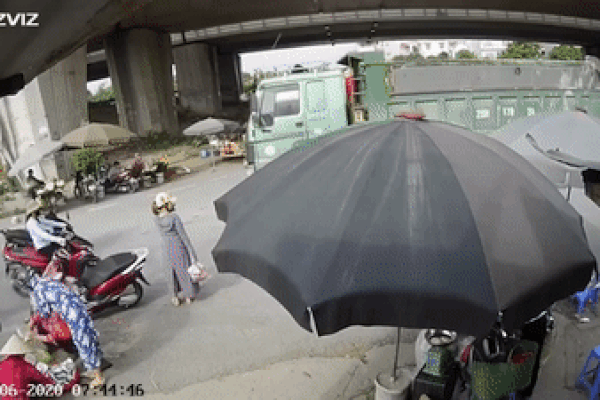 Clip: Giông lốc thổi tung rạp cưới, quan khách hai họ chỉ biết ngơ ngác đứng nhìn-2