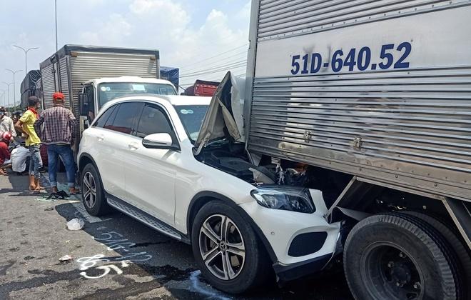 11 ô tô tông liên hoàn ở TP.HCM-1