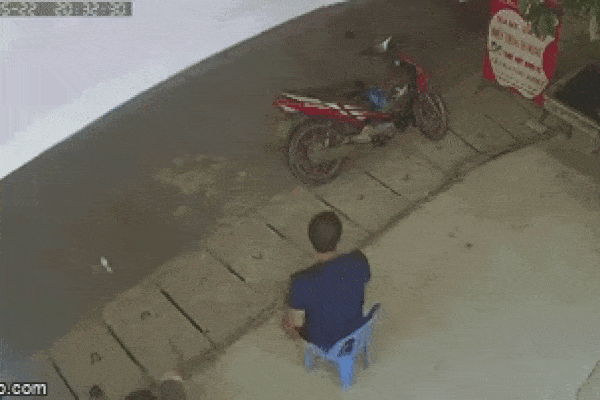 Ngồi hóng gió trước cửa nhà thấy chiếc ô tô lao vút qua, người đàn ông đứng bật dậy chắp tay vái lạy lia lịa-1