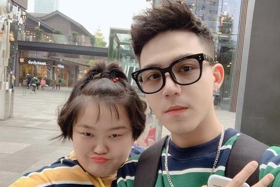 Cặp đôi 'đũa lệch' nàng kém sắc - chàng chuẩn soái ca khiến dân tình bùng nổ tranh cãi