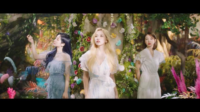 Twice chính thức comeback với More & More: Nhạc ổn, MV ảo diệu nhưng sai nhất lại chính là… Momo-2