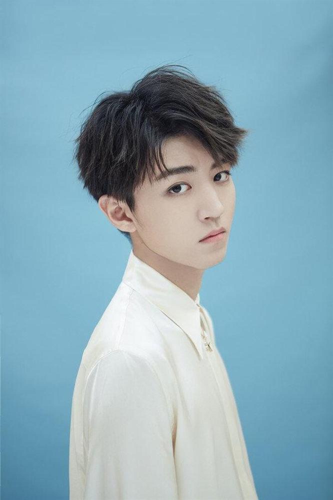 Gương mặt khác lạ của Vương Tuấn Khải: Là do lạm dụng photoshop hay tăng cân mất kiểm soát?-5