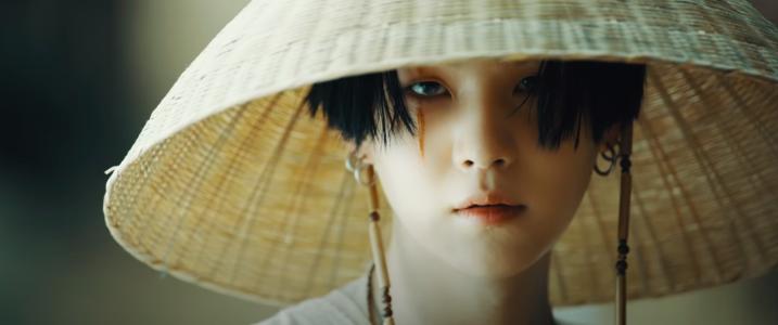 Suga gây tranh cãi vì phát ngôn corona mang đến may mắn-1