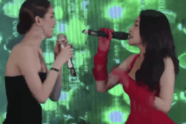 Có ai còn nhớ: Chi Pu và Ngọc Trinh từng nổi hứng lên sân khấu song ca 'Anh Ơi Ở Lại', 6 tháng sau nên duyên 'chị chị em em' rủ nhau đóng MV chung!