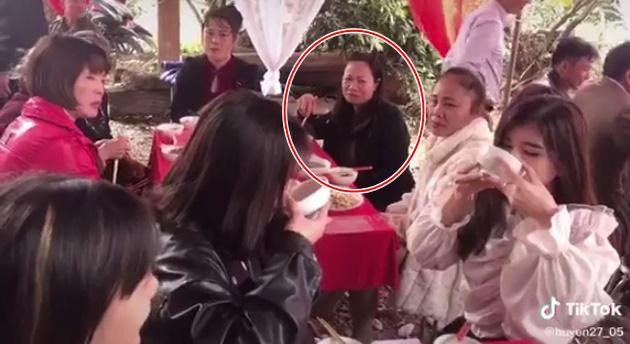 Giữa đám cưới, 2 cô gái ở Tuyên Quang cạn hết cả bát rượu, phản ứng người phụ nữ bàn bên mới bất ngờ-1
