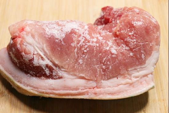 Rã đông thịt, thêm vài thìa này vào, thịt nhanh mềm tươi ngon như mới trong vài phút