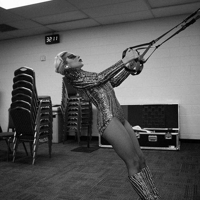 Lady Gaga mặc nội y dạo phố, lộ thân hình kém thon gọn-2