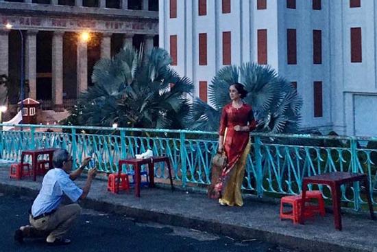 Cụ ông ân cần chỉ vợ cách tạo dáng chụp ảnh: 'Hóa ra tuổi tác chẳng ảnh hưởng gì đến sự lãng mạn cả'