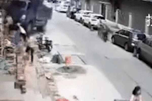 Clip: Sôi máu nhìn thanh niên xăm trổ dắt xe máy dựng giữa đường, thách ai dám động đến-2