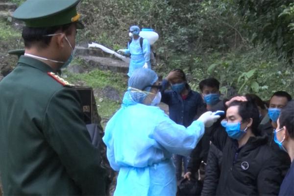 Phi công người Anh mỉm cười, bắt tay bác sĩ, cầm ly uống nước sau 2 tháng kề cận thần chết-2