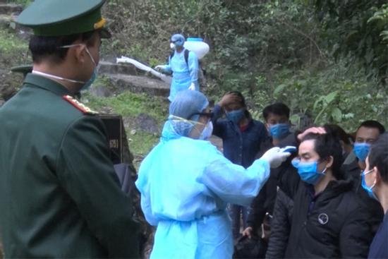 Người phụ nữ trốn theo đường mòn từ Trung Quốc sang Việt Nam âm tính lần 2