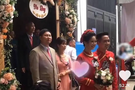 CHUYỆN HIẾM: Cặp đôi nhà đối diện cưới nhau, thông gia liếc sang là biết nhà kia đang làm gì