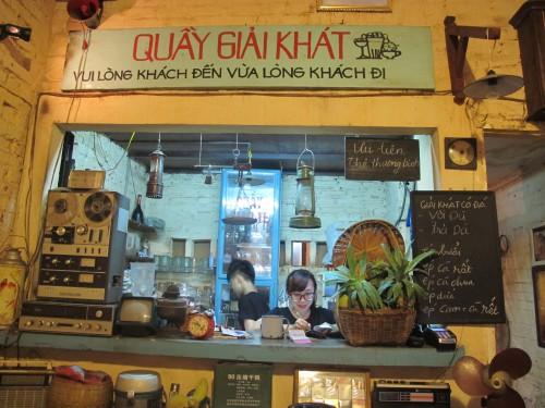 Những quán cà phê thời bao cấp tại Hà Nội vừa bước vào cửa đã thấy cả một bầu trời kí ức ùa về-13