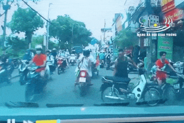 Clip: Sôi máu nhìn thanh niên xăm trổ dắt xe máy dựng giữa đường, thách ai dám động đến