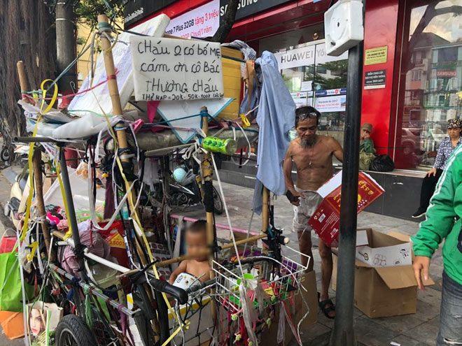 Xót xa bé 18 tháng tuổi trần truồng ngồi trong thùng xốp giữa trưa nắng gay gắt ở Hà Nội-2