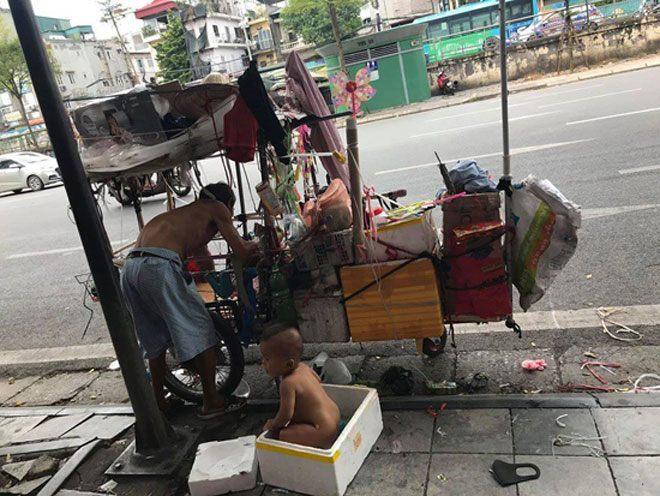 Xót xa bé 18 tháng tuổi trần truồng ngồi trong thùng xốp giữa trưa nắng gay gắt ở Hà Nội-3