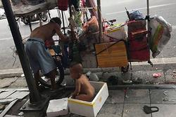 Xót xa bé 18 tháng tuổi trần truồng ngồi trong thùng xốp giữa trưa nắng gay gắt ở Hà Nội