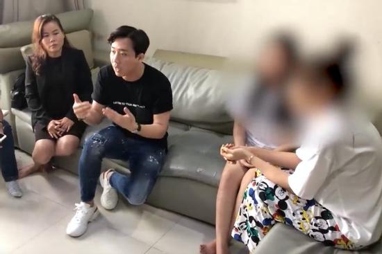 Trấn Thành bị cư dân mạng ý kiến vì không cởi giày trong clip 'làm việc' với người tung tin đồn