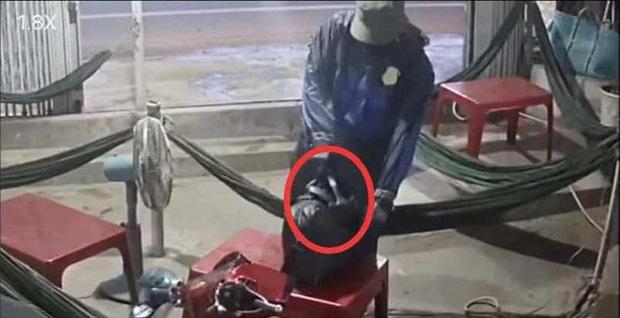 Clip: Thanh niên giả vờ vào uống cafe võng rồi lấy búa phang vào đầu 2 chị em chủ tiệm ở Phan Thiết-2