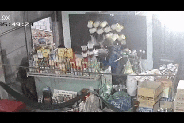Clip: Thanh niên giả vờ vào uống cafe võng rồi lấy búa phang vào đầu 2 chị em chủ tiệm ở Phan Thiết