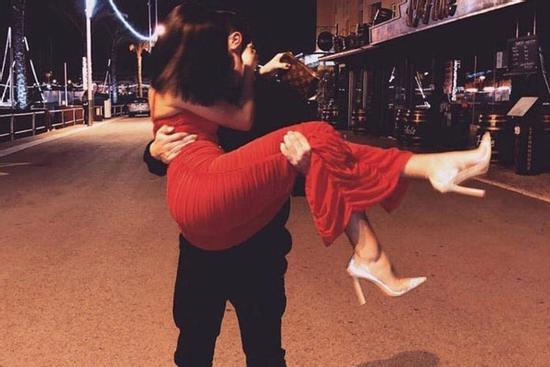 Đàn ông chỉ nhìn thấy giọt lệ của phụ nữ yếu đuối mà đâu nghĩ rằng đàn bà mạnh mẽ họ cũng biết đau