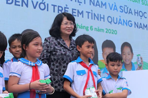 Niềm vui uống sữa đến với trẻ em Quảng Nam trong ngày Tết thiếu nhi-1