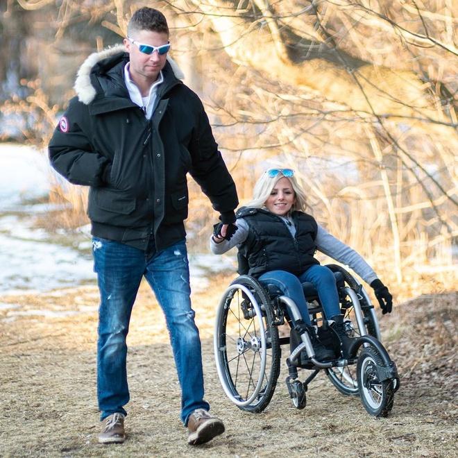 Chuyện tình đẹp 14 năm của cô gái có thể gãy xương chỉ vì hắt hơi-1