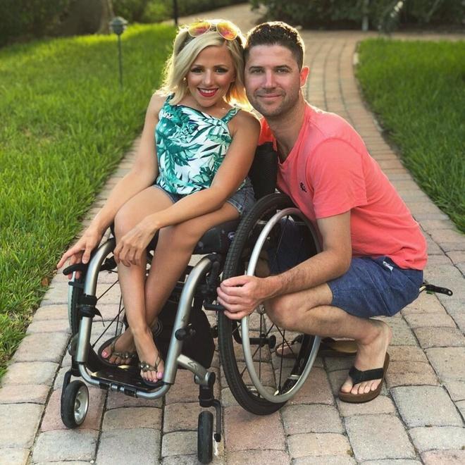 Chuyện tình đẹp 14 năm của cô gái có thể gãy xương chỉ vì hắt hơi-2