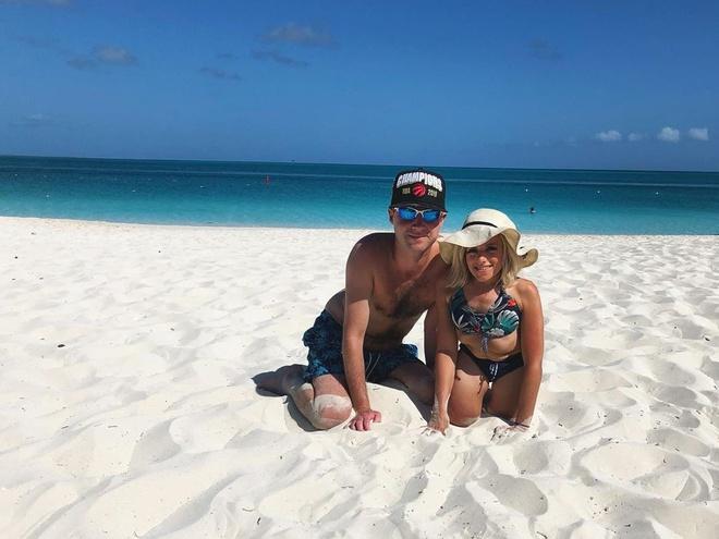 Chuyện tình đẹp 14 năm của cô gái có thể gãy xương chỉ vì hắt hơi-7