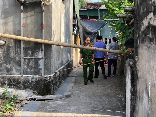 Hoảng hồn phát hiện 2 vợ chồng cùng người bạn nằm tử vong dưới chân cột điện trước nhà-1