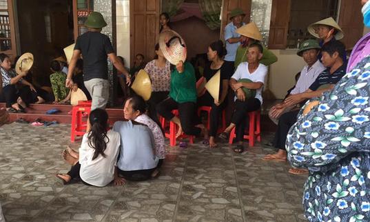 Hoảng hồn phát hiện 2 vợ chồng cùng người bạn nằm tử vong dưới chân cột điện trước nhà-2