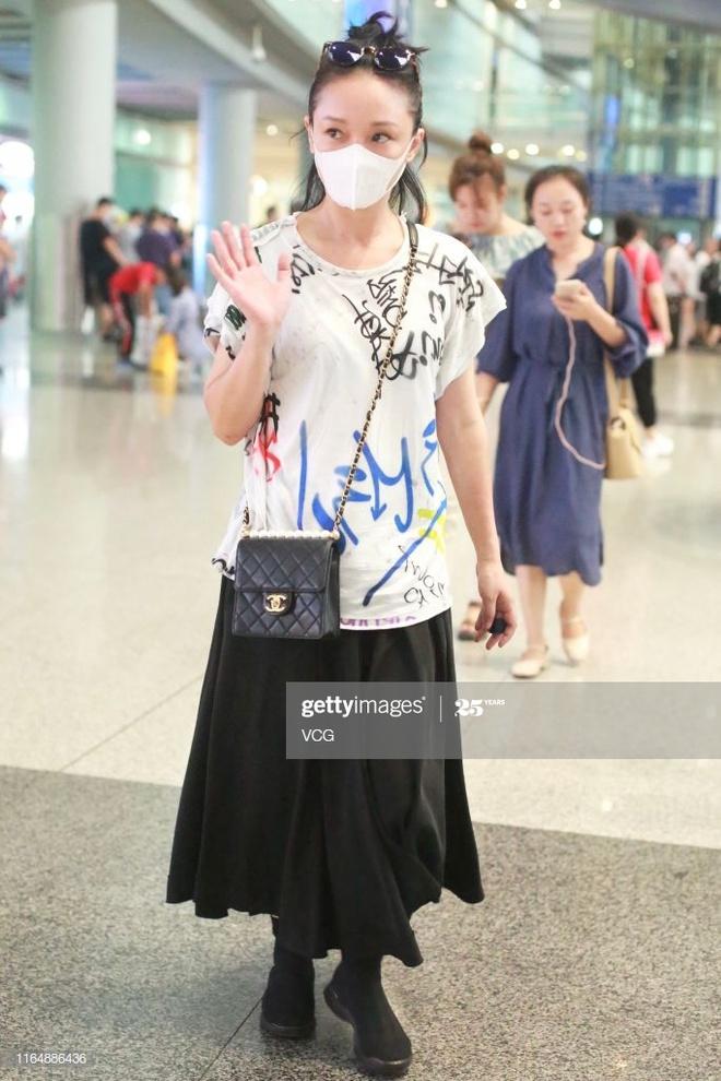 Châu Tấn diện đồ Chanel kém sang, trông như bà già ở sân bay-3