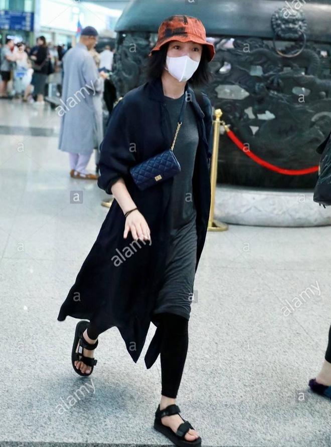 Châu Tấn diện đồ Chanel kém sang, trông như bà già ở sân bay-5