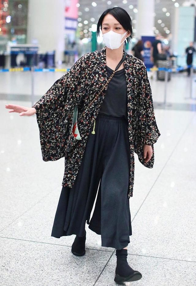 Châu Tấn diện đồ Chanel kém sang, trông như bà già ở sân bay-7