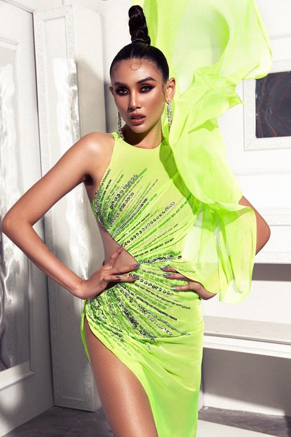 Võ Hoàng Yến chứng minh khả năng cân đẹp tất cả những mẫu đầm có màu gắt và xẻ bạo nhất-5