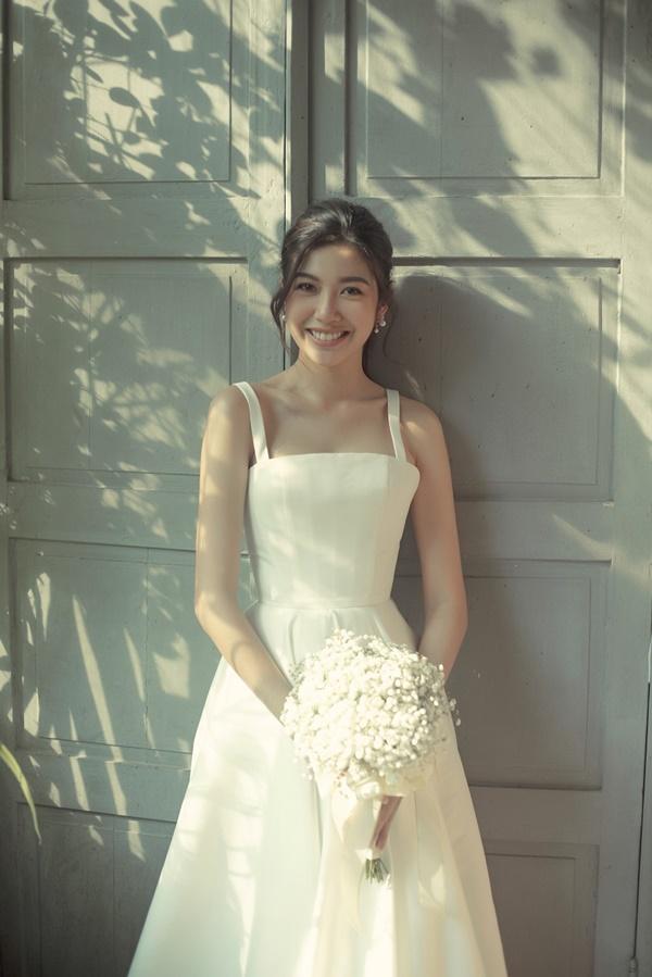 Tưởng chỉ diện mỗi suit như tổng tài, Á hậu Thúy Vân khoe ảnh mặc váy cưới đơn giản nhưng đẹp tinh khôi đây này!-5