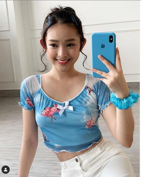 Phương Mỹ Chi mang áo dài checkin Thái Lan - Chi Pu lên đồ chất lừ như siêu sao-1