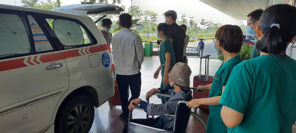 Bác gái bệnh nhân 17 xuất viện về TP.HCM sau gần 3 tháng điều trị Covid-19-4