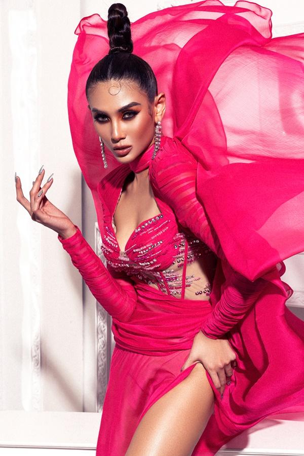 Võ Hoàng Yến chứng minh khả năng cân đẹp tất cả những mẫu đầm có màu gắt và xẻ bạo nhất-6