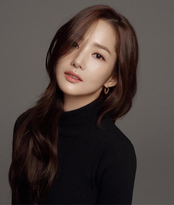 Park Min Young tham gia diễn xuất không ngừng nghỉ từ năm 2006. Nữ diễn viên chỉ tạm dừng một thời gian ngắn vào năm 2013.