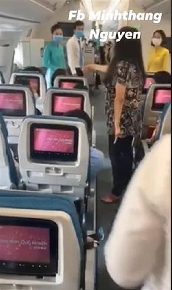 Clip: Nữ hành khách làm loạn máy bay, liên tục gào thét: Không thể chịu nổi nơi đồi bại này-1